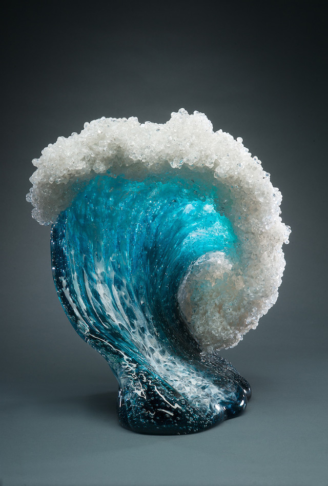Esculturas de ondas feitas em vidro