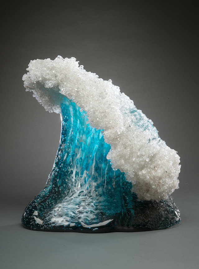 Esculturas de ondas feitas em vidro