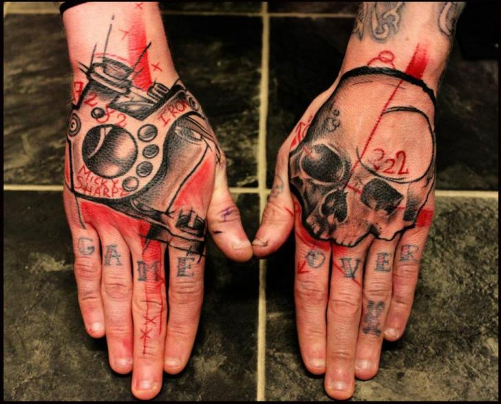 tattoo-hand-trash-polka-skull