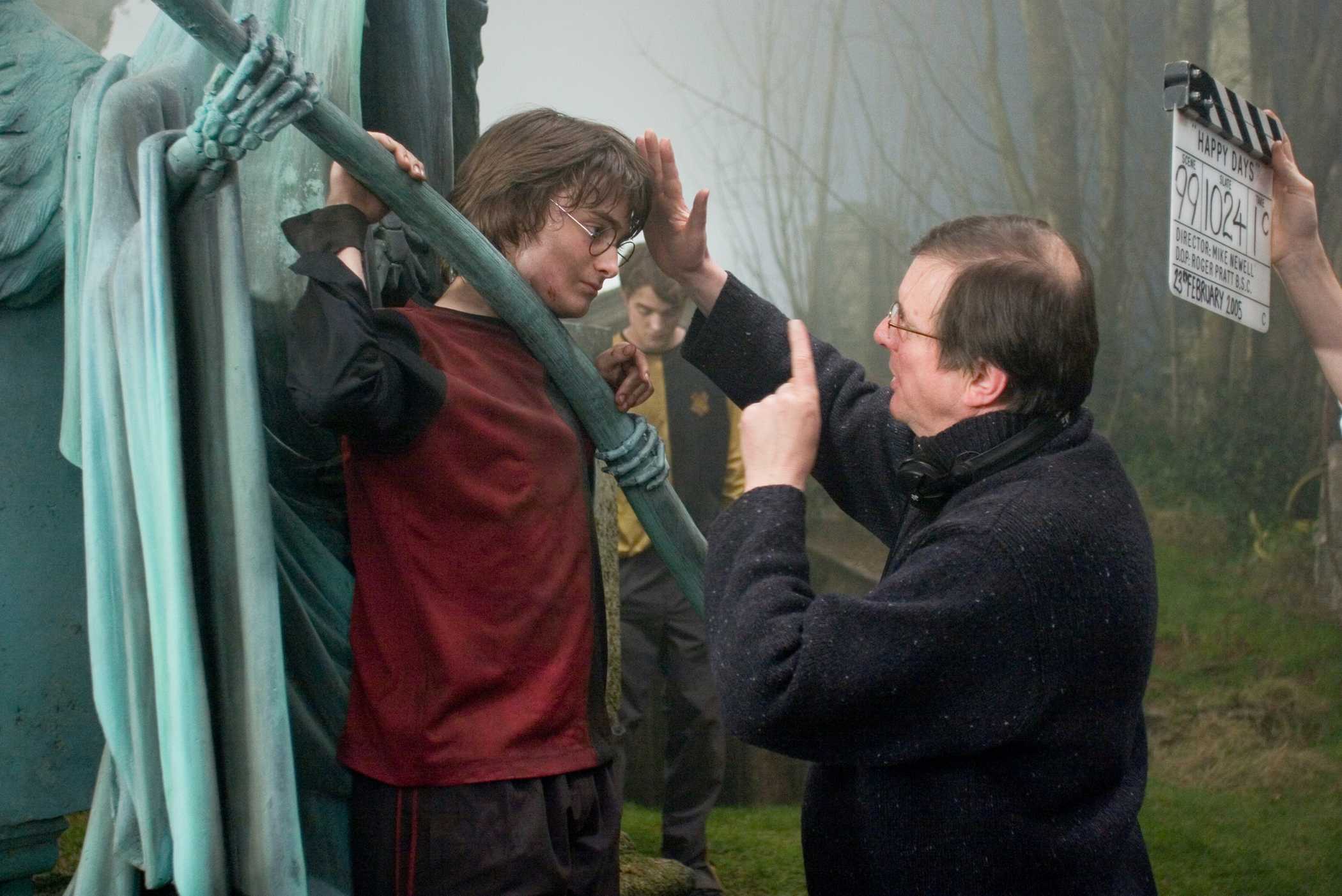DANIEL RADCLIFFE as Harry Potter and director MIKE NEWELL on the set of Warner Bros. Pictures' fantasy "Harry Potter and the Goblet of Fire." PHOTOGRAPHS TO BE USED SOLELY FOR ADVERTISING, PROMOTION, PUBLICITY OR REVIEWS OF THIS SPECIFIC MOTION PICTURE AND TO REMAIN THE PROPERTY OF THE STUDIO. NOT FOR SALE OR REDISTRIBUTION.