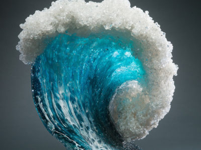 Esculturas de ondas feitas em vidro